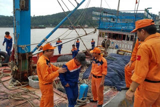 Cứu thành công 19 ngư dân gặp nạn trên biển