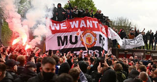 Người hâm mộ làm loạn, trận Man Utd gặp Liverpool bị hủy