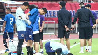 [ẢNH] Thủ môn Thái Lan cầu nguyện trước cuộc đấu tuyển Việt Nam