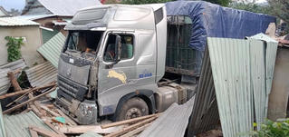 Xe đầu kéo tông thẳng nhà dân, cả gia đình thoát chết