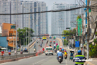 [ẢNH] Người dân TP HCM phớt lờ Chỉ thị 16, 'bung' khắp ngả đường