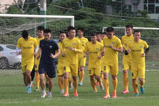 Nhiều cầu thủ tiếp xúc với F1, toàn đội Sông Lam phải cách ly