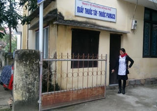 Bỏ cháu bé 5 ngày tuổi trước cổng trạm y tế