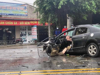 Thái Bình: Xe con nát đầu, tài xế tử nạn sau khi tông xe đầu kéo
