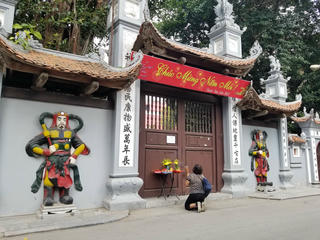 Hà Nội: Người dân đội nắng quỳ lạy trước cổng đền, chùa