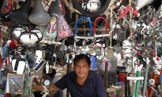 Hà Nội: Kiểm tra các cửa hàng phụ tùng ôtô quanh chợ Hòa Bình