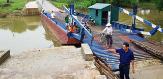 Gần 800 người phải 'nín thở' qua sông