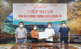 Quảng Bình: Doanh nghiệp trao tặng hệ thống thiết bị xét nghiệm SARS-CoV-2