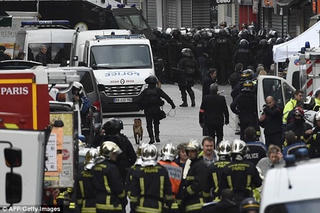 Kẻ tự nhận IS tấn công bằng dao ở ngoại ô Paris