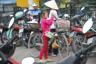 Nạn 'chăn dắt'’ trẻ em bán hàng rong: Ngày càng nhức nhối