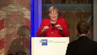 Thủ tướng Đức Merkel vấp ngã khi lên sân khấu phát biểu