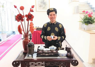 Nghệ nhân Hoàng Anh Sướng: Ươm trồng sen thơm ngát từ bùn