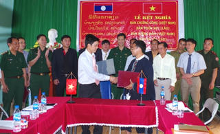 Kết nghĩa cụm dân cư hai bên biên giới Việt - Lào
