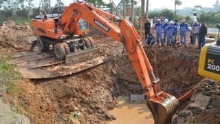 Đường ống cấp nước sạch Sông Đà lại vỡ