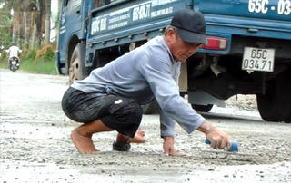Chuyện người đàn ông tật nguyền bán vé số lấy tiền vá đường