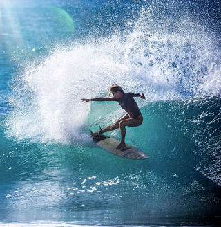 Nhan sắc mỹ nhân 'bốc lửa' vận động viên lướt sóng Alana Blanchard