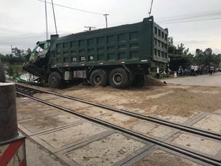 Chết máy giữa đường ray, tài xế xe tải nhảy kịp ra khỏi xe