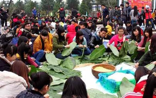 Gói bánh chưng xanh cùng người nghèo ăn Tết