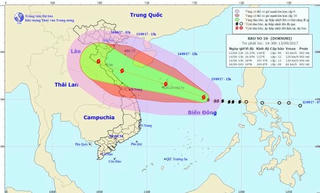 Bão số 10 tiến thẳng vào đất liền Việt Nam, gây mưa lớn các tỉnh miền Trung