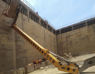 Quảng Ngãi: Xe nâng tại nhà máy đóng tàu bị lật, 2 công nhân tử vong