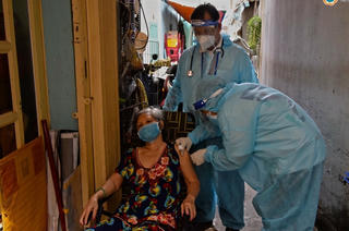 TP HCM: Đến tận nhà khám bệnh, tiêm vaccine và phát thuốc