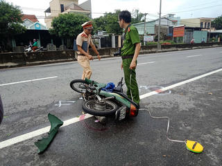 Xe máy bất ngờ tông hai bà cháu bị thương