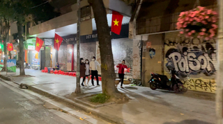 Phố đi bộ Hồ Gươm tạm dừng, không gian vắng vẻ, lượng người qua lại giảm nhiều