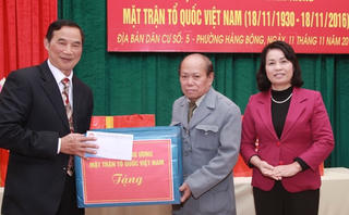 Phó Chủ tịch Bùi Thị Thanh dự ngày hội đại đoàn kết tại phường Hàng Bông