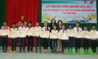 Trao cơ hội học tập cho học sinh nghèo dân tộc thiểu số