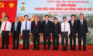 Phó Thủ tướng Trương Hòa Bình trao danh hiệu AHLĐ thời kỳ đổi mới cho huyện Cần Đước