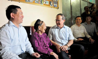 Chủ tịch Nguyễn Thiện Nhân thăm tặng quà cho các gia đình chính sách tại Nghệ An