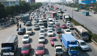 Ngày đầu năm mới, đường trên cao ở Hà Nội ùn tắc nghiêm trọng từ sáng đến trưa