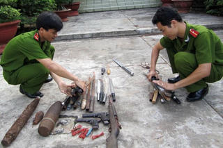 Người dân tự nguyện giao nộp lại các loại vũ khí, vật liệu nổ
