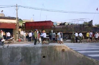 Thanh Hóa: 2 xe ôtô đâm vào nhà dân, 4 người thương vong