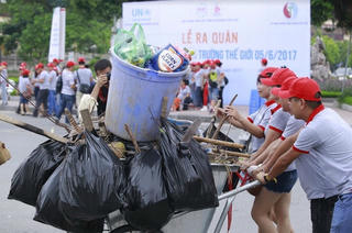 Gần 1.000 học sinh THPT khóa 91-94 Hà Nội chung tay làm đẹp Hồ Tây