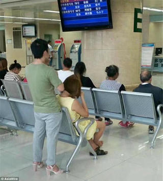 Chàng trai đi giày cao gót để nhường dép cho bạn gái