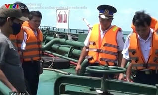 Bắt giữ 2 tàu mua bán dầu trái phép trên vùng biển Trà Vinh