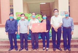 Gia Lai: Tặng quà cho người dân trong khu phong tỏa