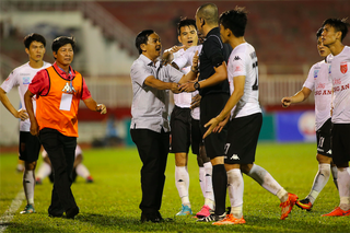 Lượt đi V-League 2017: Hấp dẫn nhưng không xóa được nỗi buồn từ trọng tài