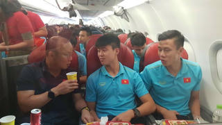 Vietjet tặng 1 năm bay khắp châu Á cho hai đội tuyển cùng gia đình và ban huấn luyện