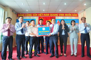 Yến sào Khánh Hòa tặng quà 'Xuân biên giới - Tết hải đảo' đến đảo Trường Sa