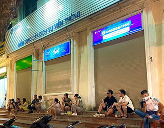 Hà Nội: Phố vẫn nhộn nhịp về đêm như chưa hề có dịch