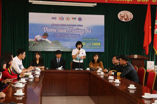 Để thêm nhiều rau xanh và nước uống cho Trường Sa...