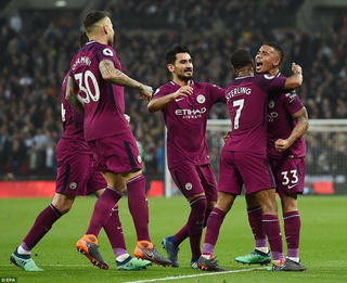 Hạ gục Tottenham, Man City áp sát ngôi vương Premier League