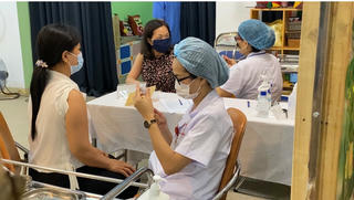 [VIDEO] Cận cảnh ‘chiến dịch’ tiêm chủng vaccine phòng Covid-19 tại Hà Nội