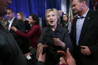 Hillary Clinton tái xuất sau thời gian im hơi lặng tiếng