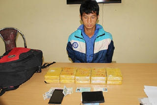 Bắt đối tượng mua bán trái phép 10 bánh heroin