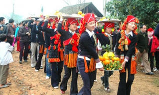 Tết Mông xuống phố