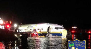 Mỹ: Máy bay Boeing 737 đâm xuống sông ở Jacksonville, Florida
