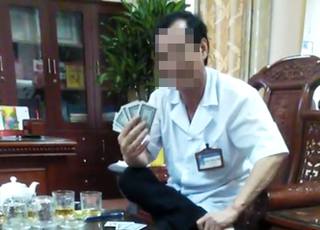 Kỷ luật cảnh cáo Giám đốc bệnh viện đánh bài ăn tiền